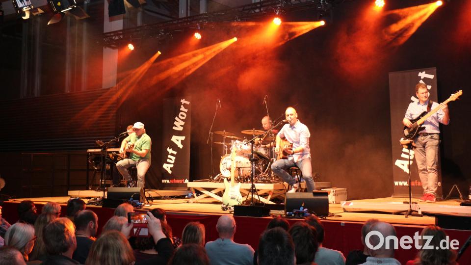 „Auf a Wort“ ist mehr als eine Coverband mit STS-Liedern. Mit Humor und Können begeisterten die fünf Musiker das Publikum in der Sportarena. Bild: rpp