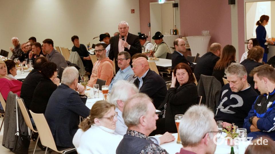 Bürgermeister Günter Kopp (stehend) gab schon einmal einen Ausblick auf ein termin- und arbeitsreiches Jahr mit vielen Jubiläen. Bild: bkr