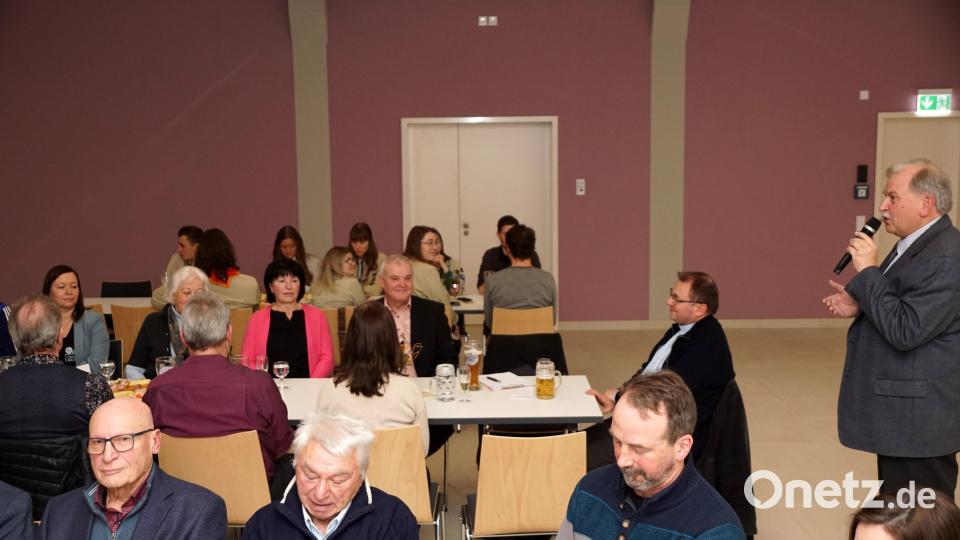 Zweiter Bürgermeister Albert Sollfrank (stehend) dankte dem Gemeindeoberhaupt und den Mitarbeitern der Verwaltung für die geleistete Arbeit. Bild: bkr