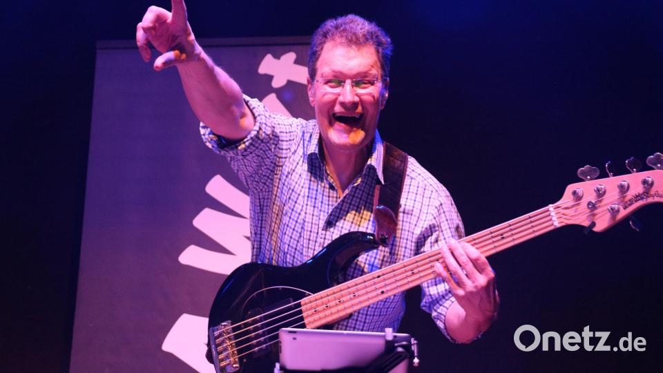 Bassist Bernhard Schmied freute sich über die Unterstützung aus dem Publikum. Bild: rpp
