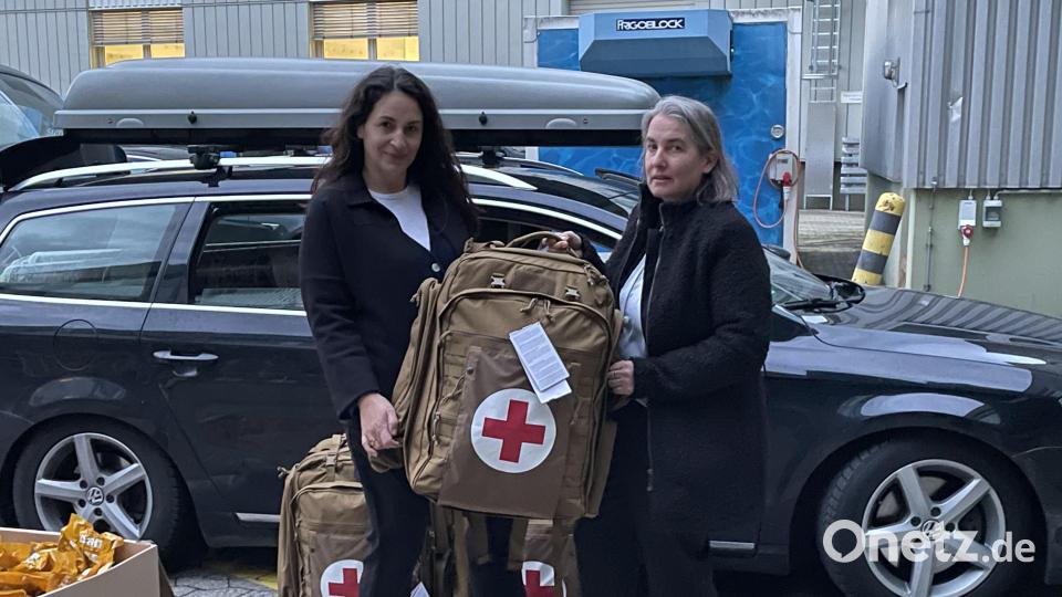 Mit Life-Save-Rucksäcken leisten Helfer vor Ort in der Ukraine erste medizinische Hilfe. Das unterstützt der Weidener Rotary-Club Weiden Max Reger um Präsidentin Susanne Friedrich-Kraus (rechts) und Christina Kopp. Bild: exb
