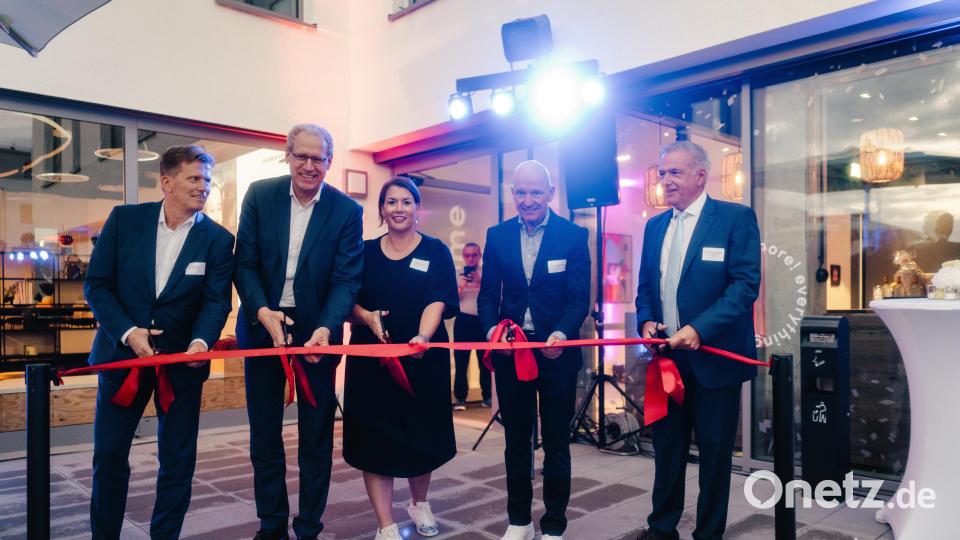 Beim Pre-Opening haben Kewog-Geschäftsführer Bernd Büsching (Zweiter von links), "The Place"-Geschäftsführerin Isabel Intrup , Landrat Roland Grillmeier mit weiteren Gästen symbolisch ein rotes Band durchschnitten. Bild: Kewog/Jakob Marwein