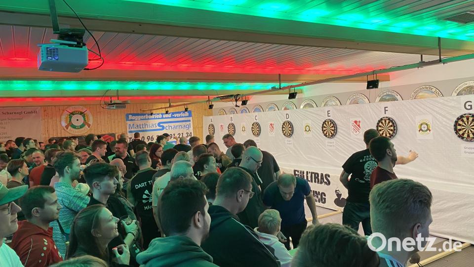 Die Kulisse für die 6. Steeldarts-Meisterschaft im Schützenheim in Mähring war großartig. Bild: kro