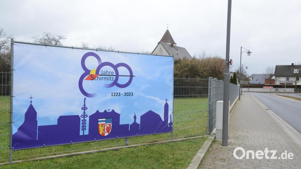 Am Montag haben die Mitarbeiter des Bauhofes an den Ortseingängen diese Banner aufgestellt, die auf die 800-Jahr-Feier von Schirmitz aufmerksam machen. Bild: bey