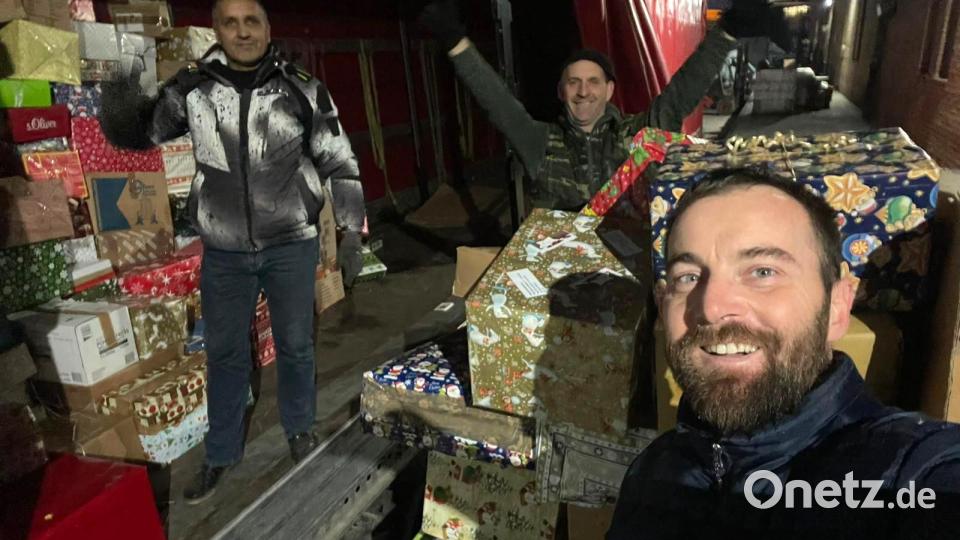 Helfer laden die Weihnachtspäckchen in Banja Luka ab. Bild: exb, Für das Leben und die Hoffnung, Hans Karl