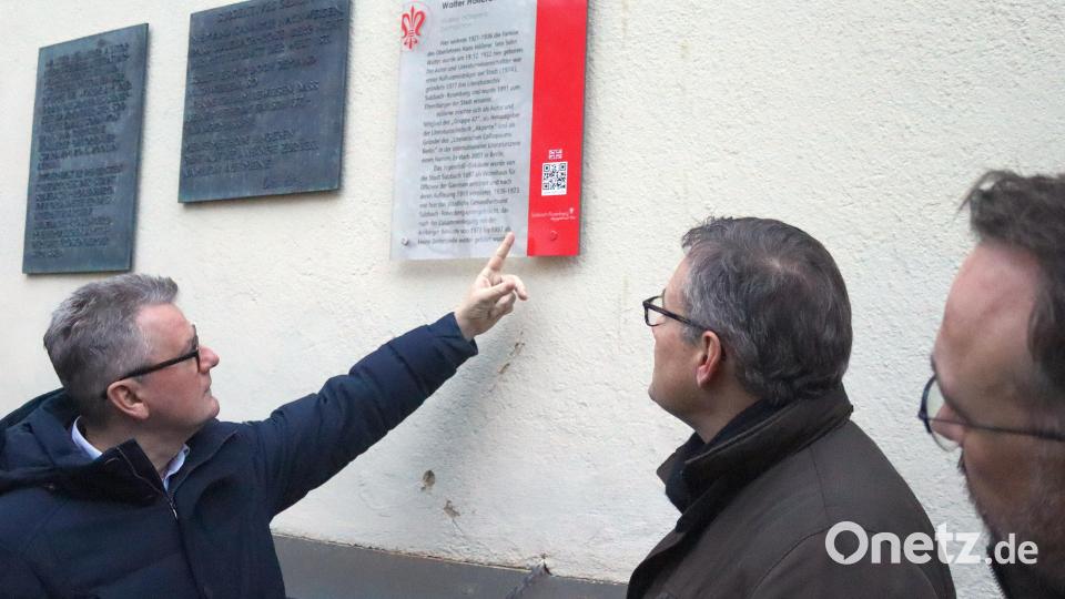Bürgermeister Michael Göth zeigt auf den QR-Code, mit dem per Smartphone Informationen über Walter Höllerer und das Literaturarchiv im Internet abgerufen werden können. Bild: mfh