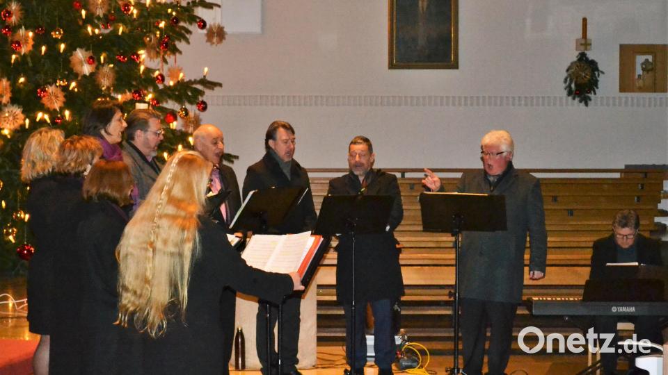 Pianist Wolfgang Dirscherl (rechts) begleitete unter der Leiterung von Alexander Meiler (Zweiter von rechts) das Sängerensemble. Bild: kki