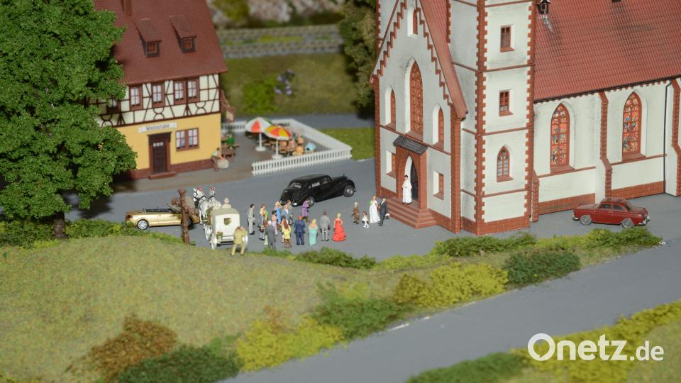 Das ist absolute Liebe zum Detail: Herr Pfarrer steht noch unterm Kirchenportal, das frisch getraute Paar nimmt die Glückwünsche der Gäste entgegen. Diese Kirche ist Teil einer Modellbahn, die die Besucher faszinierte. Bild: bey