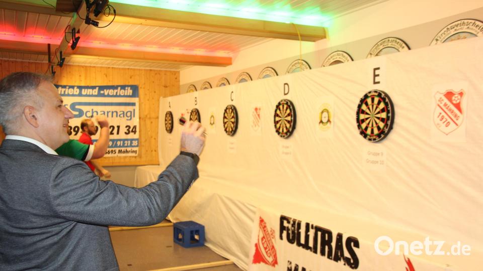 Auch Landrat Roland Grillmeier versuchte sich beim Darten. Bild: kro