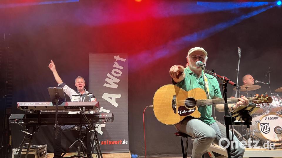 Martin Zunhammer (Keyboard und Akkordeon) und Peter Schuster gaben dem Publikum den Takt vor. Bild: rpp