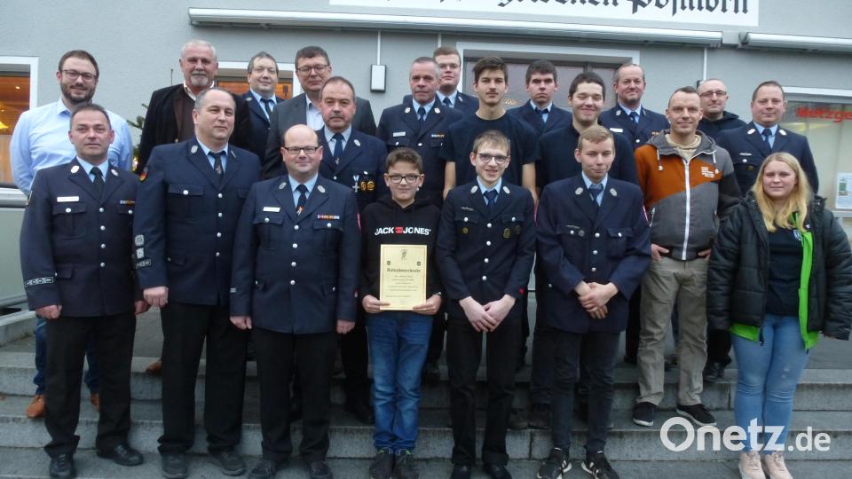 Bei der Feuerwehr herrscht Freude über junge Neuzugänge. Langjährige Aktive wurden geehrt und befördert. Ihnen gratulierten auch Bürgermeister Ludwig Biller (hinten, Zweiter von links) und Kreisbrandmeister Gerald Wölfl (vorne, links). Bild: bk