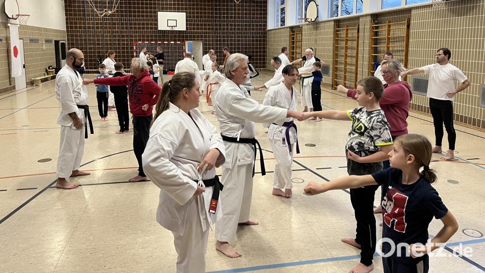 Zahlreiche Teilnehmer erhalten erste Einblicke in den Karatesport. Bild: dob