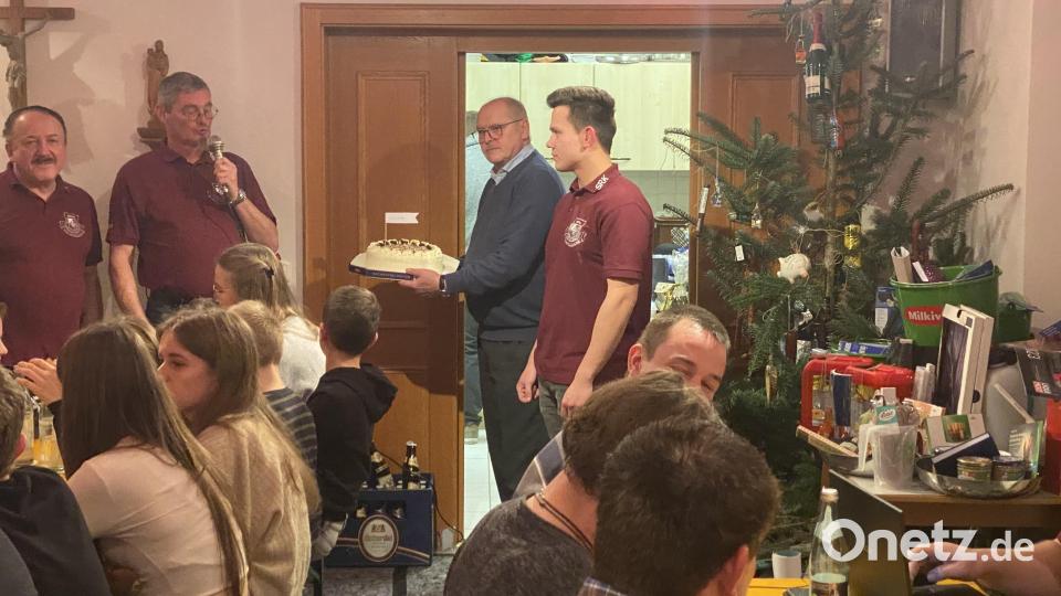 Bei der Christbaumversteigerung in Beidl gab es so manche Überraschung zu gewinnen. Bild: Alois Bauer/exb