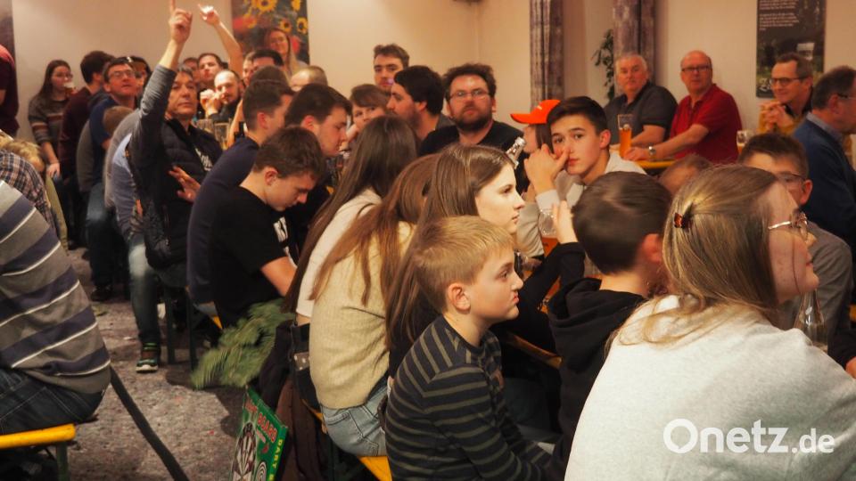 Bei der Christbaumversteigerung in Beidl gab es so manche Überraschung zu gewinnen. Bild: Alois Bauer/exb