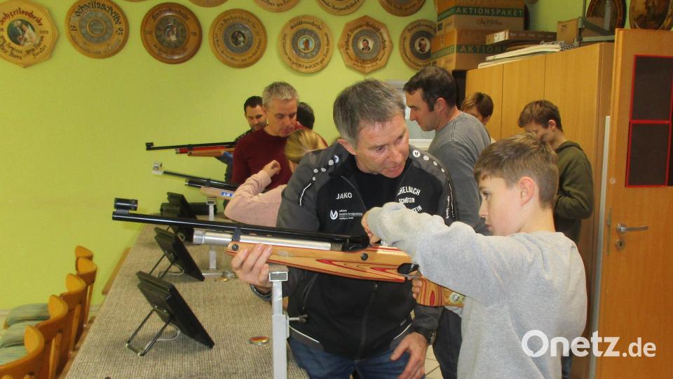 Schießleiter Günther Gradl erklärt die Sicherheitsbestimmungen und wie man ein Jugend- Luftdruckgewehr richtig lädt. Bild: slh