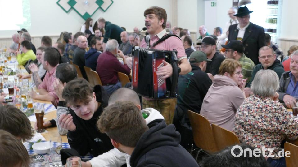 Walter Kobel sorgte beim Böllerfrühschoppen im voll besetzten Schützenhaus-Saal für musikalische Untehaltung. Bild: rwo