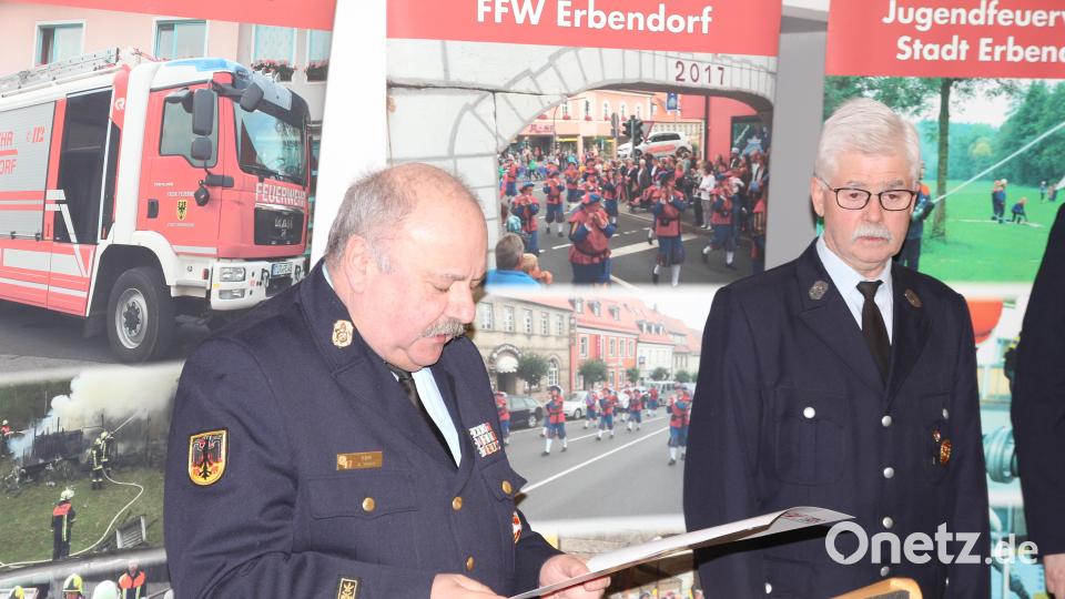 Kreisbrandrat Andreas Wührl (links) verliest den Text der Urkunde für die Auszeichnung des langjährigen Vereinsvorsitzenden der Feuerwehr Erbendorf, Albert Vollath (rechts), mit der Ehrenmedaille des Landesfeuerwehrverbandes. Bild: fks