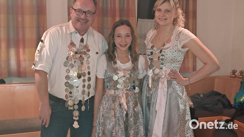 Schützenkönig Alexander Pscherer, Jugendkönigin Stella Matt und Schützenliesl Katharina Schinner Bild: gis