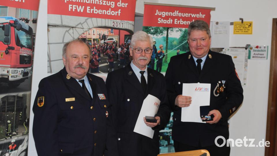 Je eine Auszeichnung des Landesfeuerwehrverbandes hatte Kreisbrandrat Andreas Wührl (links) im Gepäck: Albert Vollath (Mitte) erhielt die Ehrenmedaille, Bernhard Schmidt (rechts) das Ehrenkreuz in Silber. Bild: fks
