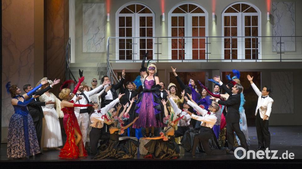 Szene aus der "Fledermaus"-Inszenierung des Theaters Hof. Bild: H. Dietz Fotografie/exb