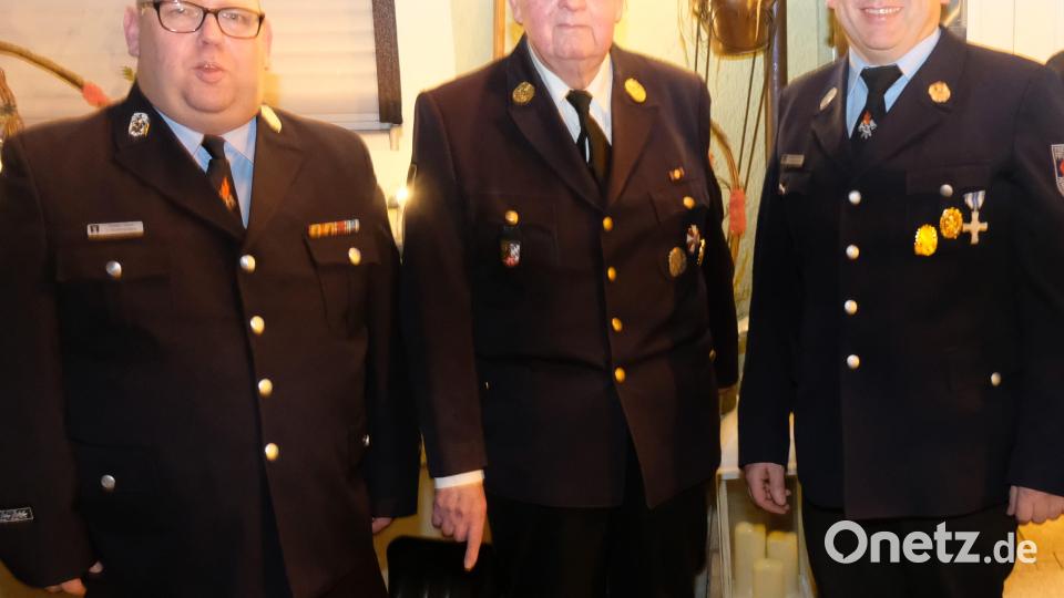 Für Ehrenkreisbrandinspektor und Ehrenvorsitzenden Josef Schuller (Bildmitte) ein besonderer Moment: Vorsitzender Ludwig Lindner (rechts) und Kommandant Torsten Goss (links) gratulierten zum 85. Geburtstag. Bild: do