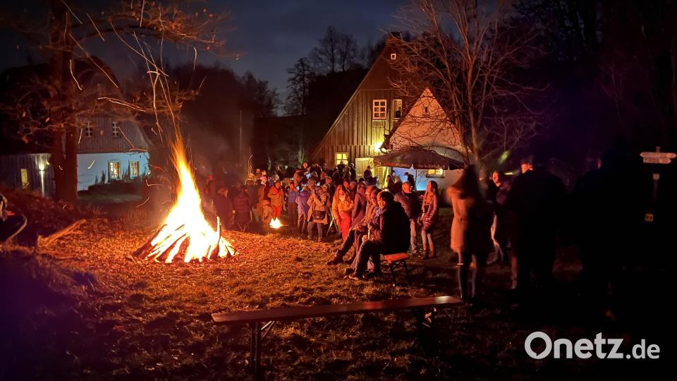 Die Gäste versammelten sich rund ums wärmende Feuer. Bild: whü