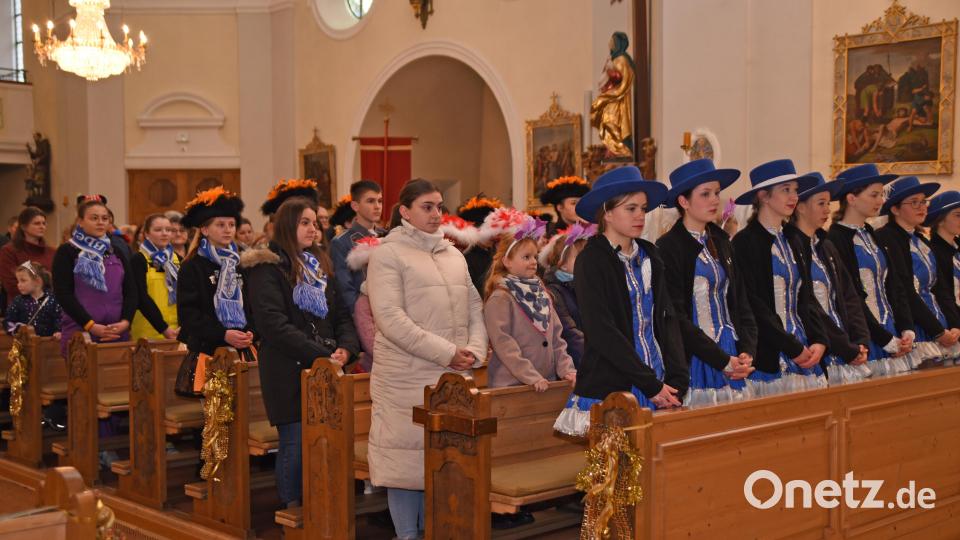 Die Faschingsgesellschaft Plößberg kam in Vereinsgewändern zum Faschingsgottesdienst in die Pfarrkirche St. Georg. Bild: gbj