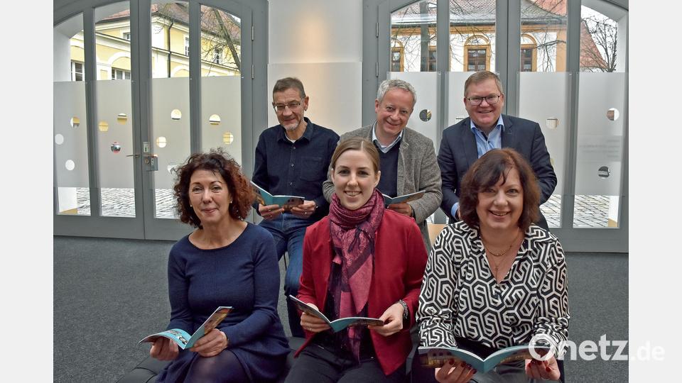 Bei der Vorstellung des neuen Jahresprogramms 2023 der Stadtgalerie &quot;Alte Feuerwache&quot; im Stadtmuseum Amberg: (vordere Reihe, von links): Michaela Grammer (Kunsthistorikerin, Kuratoriumsmitglied), Julia Riß (Leiterin Stadtmuseum), Sabine Seberak (Filialleiterin Sparda-Bank Ostbayern) sowie (hintere Reihe, von links) Reiner Volkert (Kulturamtsleiter), Dr. Fabian Kern (Kulturreferent) und Oberbürgermeister Michael Cerny. Bild: Stephan Huber