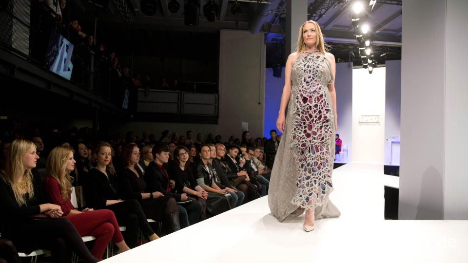 Tatjana Patitz präsentierte am 21.01.2015 bei der Mercedes-Benz Fashion Week in Berlin Mode von Lavera. Das Model ist im Alter von 56 Jahren gestorben. Bild: Jörg Carstensen/dpa