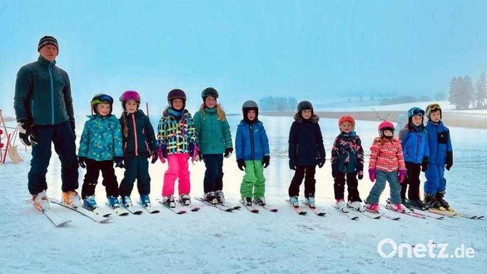 Mitte Januar 2022, also genau vor einem Jahr, gab es Schnee in der Region. Hans Hösl (links) organisierte den Kinderskikurs des Wintersportvereins Oberviechtach am Johannisberg. Archivbild: Hans Hösl/exb