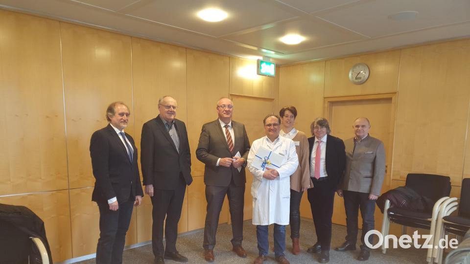 Bezirkstagspräsident Franz Löffler (Dritter von links) und Bezirkstagsvizepräsident Lothar Höher (Zweiter von links) statten dem Bezirksklinikum Wöllershof einen Besuch ab. Mit dabei sind der Ärztliche Direktor Dr. Markus Wittmann, Professor Thomas Baghai, Medbo-Vorstand Helmut Hausner, Direktor für Wirtschaft und Finanzen, Konrad Kastner sowie Leiterin für Patienten- und Pflegemanagement, Christine Kick. Bild: Lowak