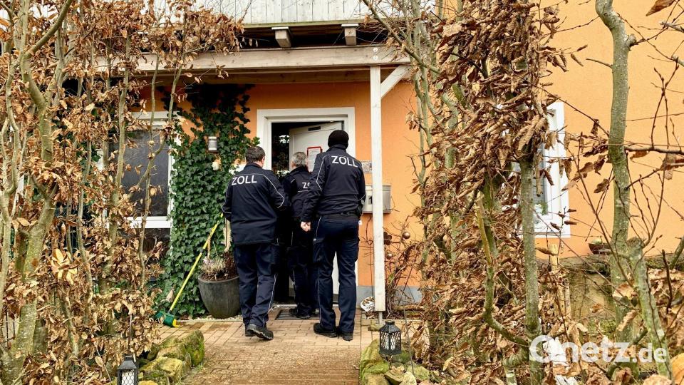 Beamte des Zolls bei der Durchsuchung im Landkreis Neustadt/WN. Bild: gsb