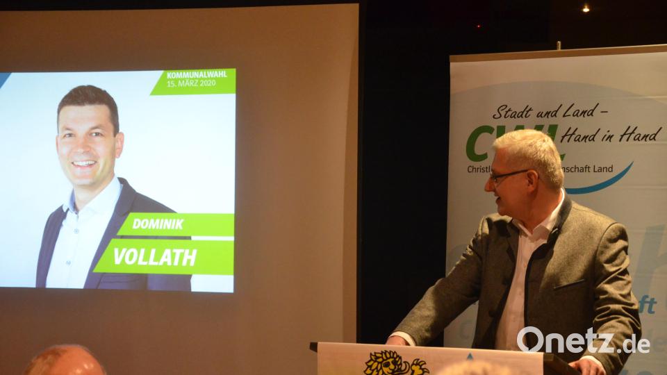 Per Beamer wurden die Porträts der Stadtratskandidaten der CSU und der CWL präsentiert. Bild: Benkhardt