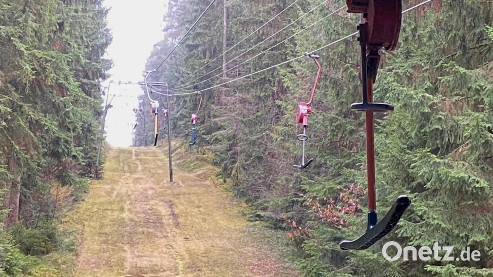 Die Lifte – hier die Anlage in Nabburg – stehen still im Landkreis Schwandorf. Die Wintersportvereine warten sehnlichst auf Schnee für ihre Kurse. Bild: Portner