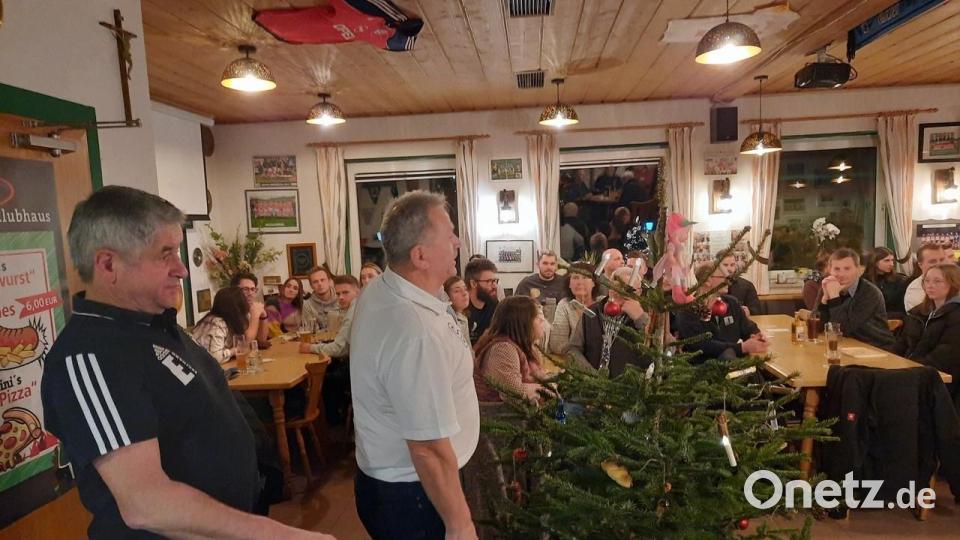 Den Abschluss bildet die Versteigerung des Stamms und der Spitze des Christbaums, an er sich neben vielen Privatpersonen auch viele Firmen und Vereine beteiligen. Bild: exb