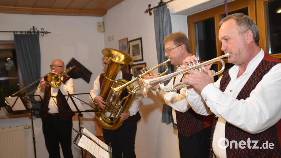 Die Stadt-und Jugenblaskapelle erfreute beim "Neujahrs-Anblasen" mit Posaunen-, Hörner-, Tuba- und Trompetenklängen. Bild: hcz