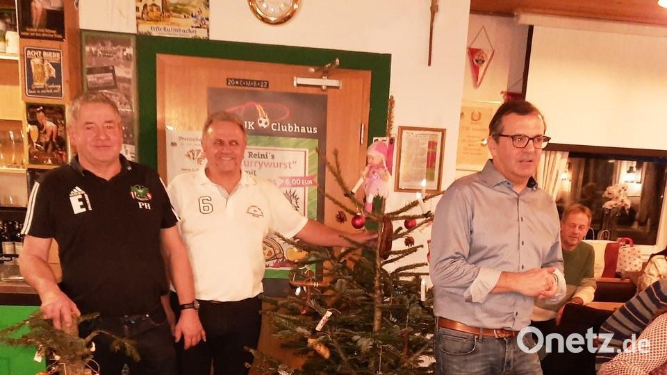 Den Abschluss bildete die Versteigerung von „Stamm&quot; und „Spitze&quot; des Christbaums, bei er sich, neben vielen Privatpersonen, auch viele Ammerthaler Firmen und Ammerthaler Vereine engagiert haben. Bild: exb