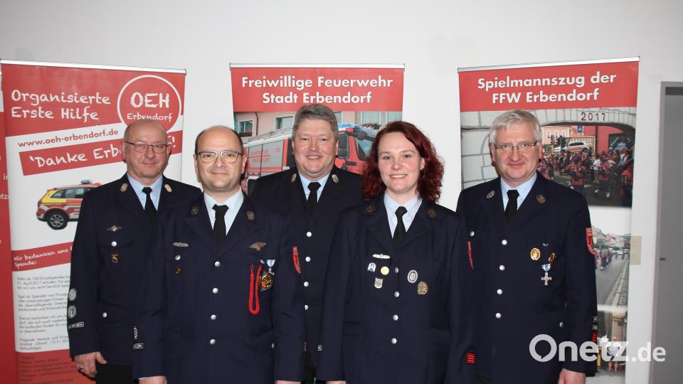 Die neuen Vorsitzenden der Feuerwehr Erbendorf: Tobias Bollmann (Zweiter von links) und Anna Linkel (Vierte von links). Zu den ersten Gratulanten zählten stellvertretender Kommandant Wolfgang Gruber (links), Kommandant Bernhard Schmidt (Mitte) und Bürgermeister Johannes Reger (rechts). Bild: fks