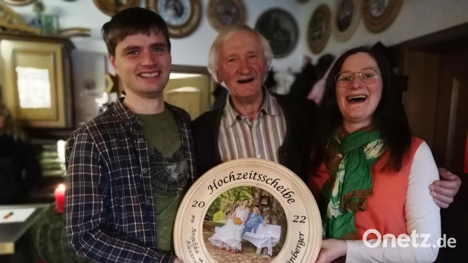 Die vom Brautpaar Alexander und Angelika Werner spendierte Hochzeitsscheibe geht an Johann Schönberger aus Altenstadt bei Vohenstrauß. Bild: exb/Nicole Voit