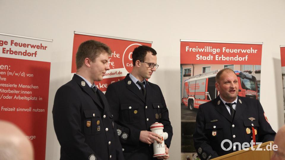 Roland Kaiser (von rechts) gibt die Jugendarbeit in jüngere Hände: Maximilian Winkler und Maximilian Schultes werden die neuen Jugendwarte der Jugendfeuerwehr Erbendorf. Bild: fks