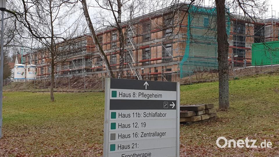 41 stationäre Betten, 4 teilstationäre Plätze und die physikalische Therapie sollen im Herbst 2023 in das neue Gebäude auf der Gelände des Bezirkskrankenhauses Wöllershof einziehen. Bild: Lowak