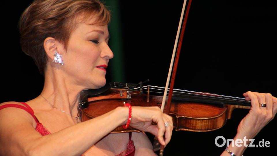 Die ungarische Künstlerin Katica Illenyi mit der Violine, virtuos. Bild: kro