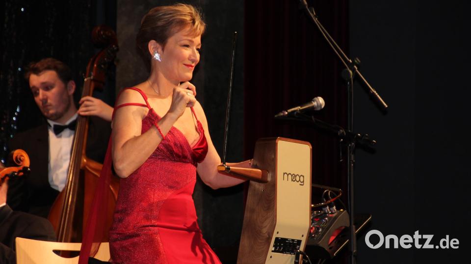 Katica Illenyi spielte beim Neujahrskonzert im Kettelerhaus mit dem ungewöhnichen Instrument Theremin. Bild: kro
