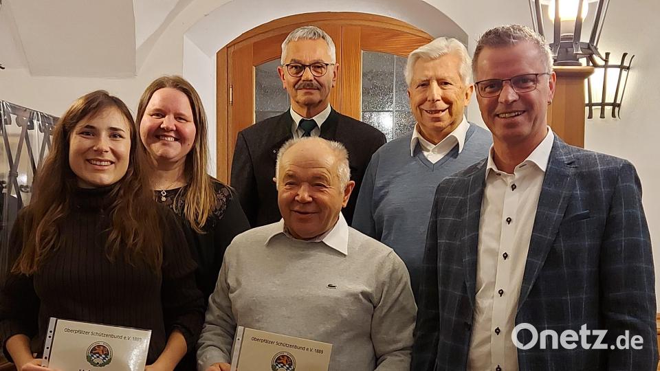 Verdiente Mitglieder wurden ausgezeichnet (von links): Julia Schweiger, Andrea Bauer, Eduard Pfab, Günter Heidl, Klaus Forster und Bürgermeister Hermann Falk. Bild: vt