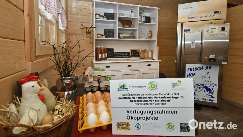 So sieht es im Inneren der ersten Amberger Bio-Milch-Tankstelle auf dem Hof der Donhausers in Raigering aus. Bild: Petra Hartl