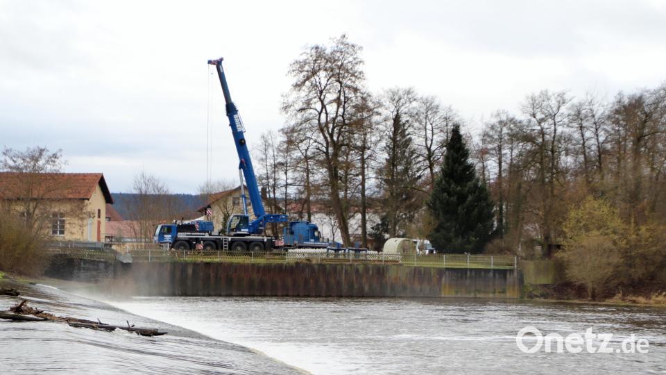 Mit diesem Arbeitskran, der in Ettmannsdorf auf Höhe des Hauses des Guten Hirten am Naabufer stand, sollte die stählerne Arbeitsplattform entladen werden. Bild: Thomas Dobler