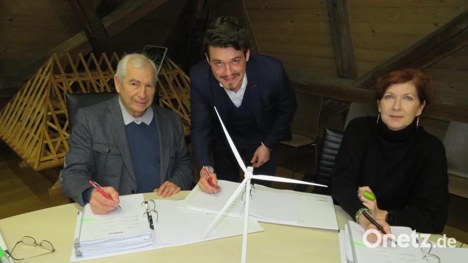 Bürgerenergie-Vorsitzender Josef Langgärtnerer, Enercon Sales Manager Johannes Schnabel und 2. Bürgerenergie-Vorsitzende Alexandra Gammanick (von links) bei der Vertragsunterzeichnung. Bild: adj