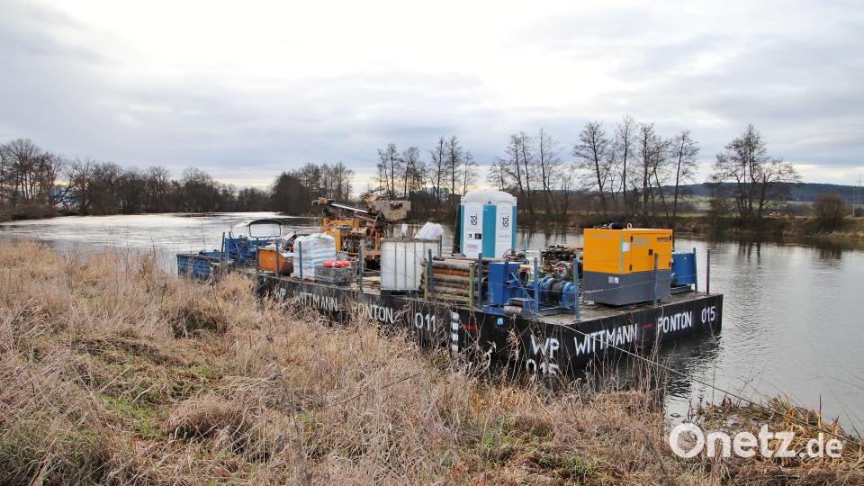 Diese Arbeitsplattform, von der aus in der Naab Baugrunduntersuchungen für den Hochwasserschutz gemacht wurden, trieb am Freitag die Naab flussabwärts. Sie konnte schließlich mit einem Stahlseil am Ufer an einem Baum befestigt werden Bild: Thomas Dobler
