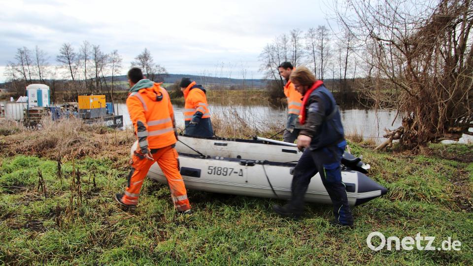 Hier wird gerade das Beiboot ans Ufer getragen, mit dem sich die Männer von der schwimmenden Arbeitsplattform retten konnten. Bild: Thomas Dobler