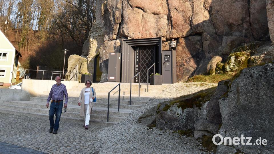 Die altehrwürdige Burg muss belebt werden. Vorsitzender Herbert Bauer und die Beauftragte des Kulturkreises im Verein, Eva Gibhardt, sind stets bemüht, ein umfangreiches Kulturprogramm zusammenzustellen. Archivbild: ubb